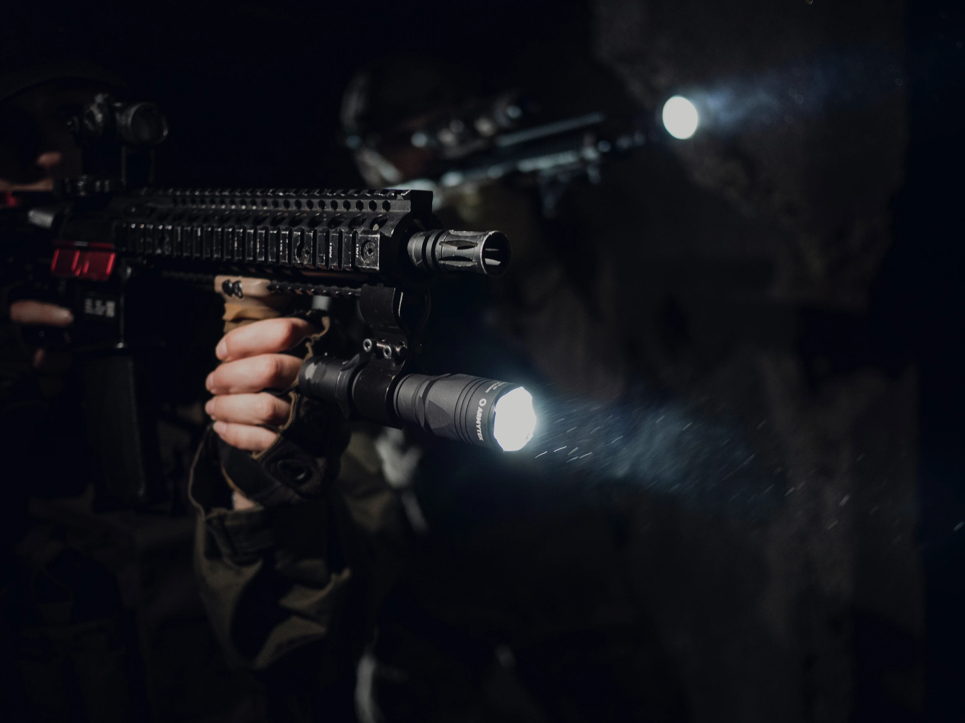 Светодиодный тактический фонарик Armytek Dobermann Pro XHP35HI магнитный USB Перезаряжаемый