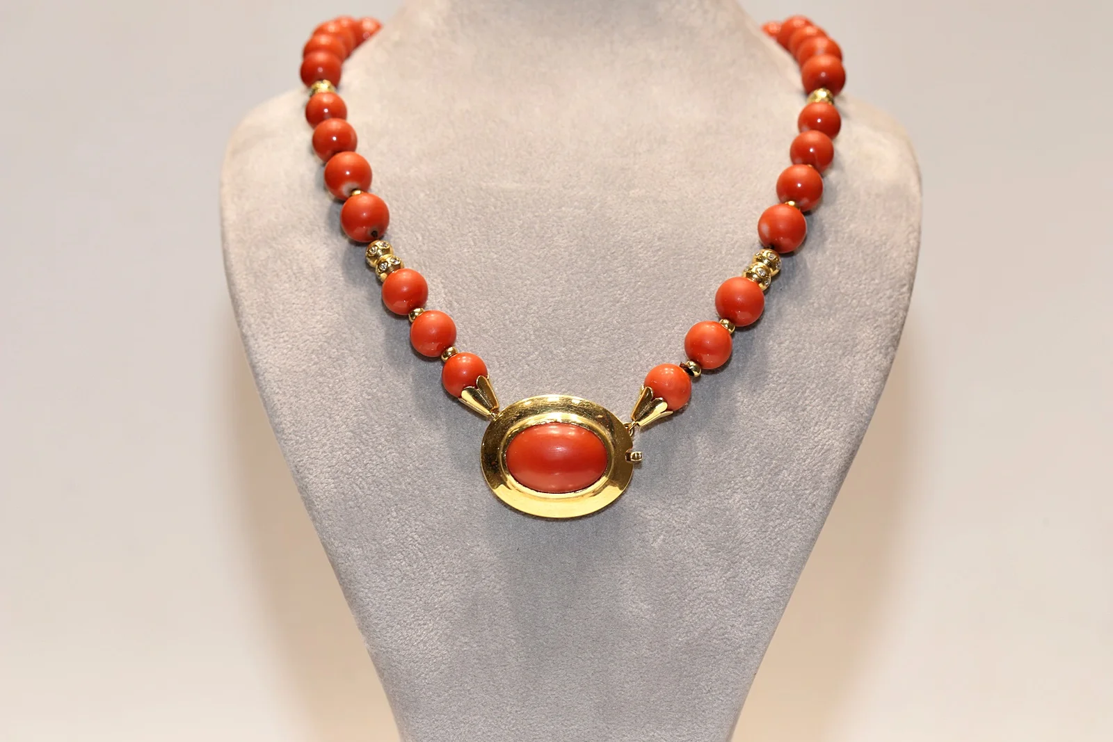

Perfect Vintage Original 18k Gold Natural Diamond And Coral Decorated Strong Pretty Necklace