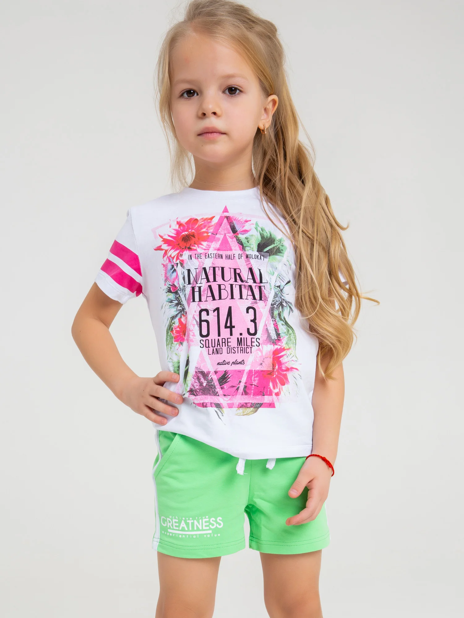 девочка в шортах 