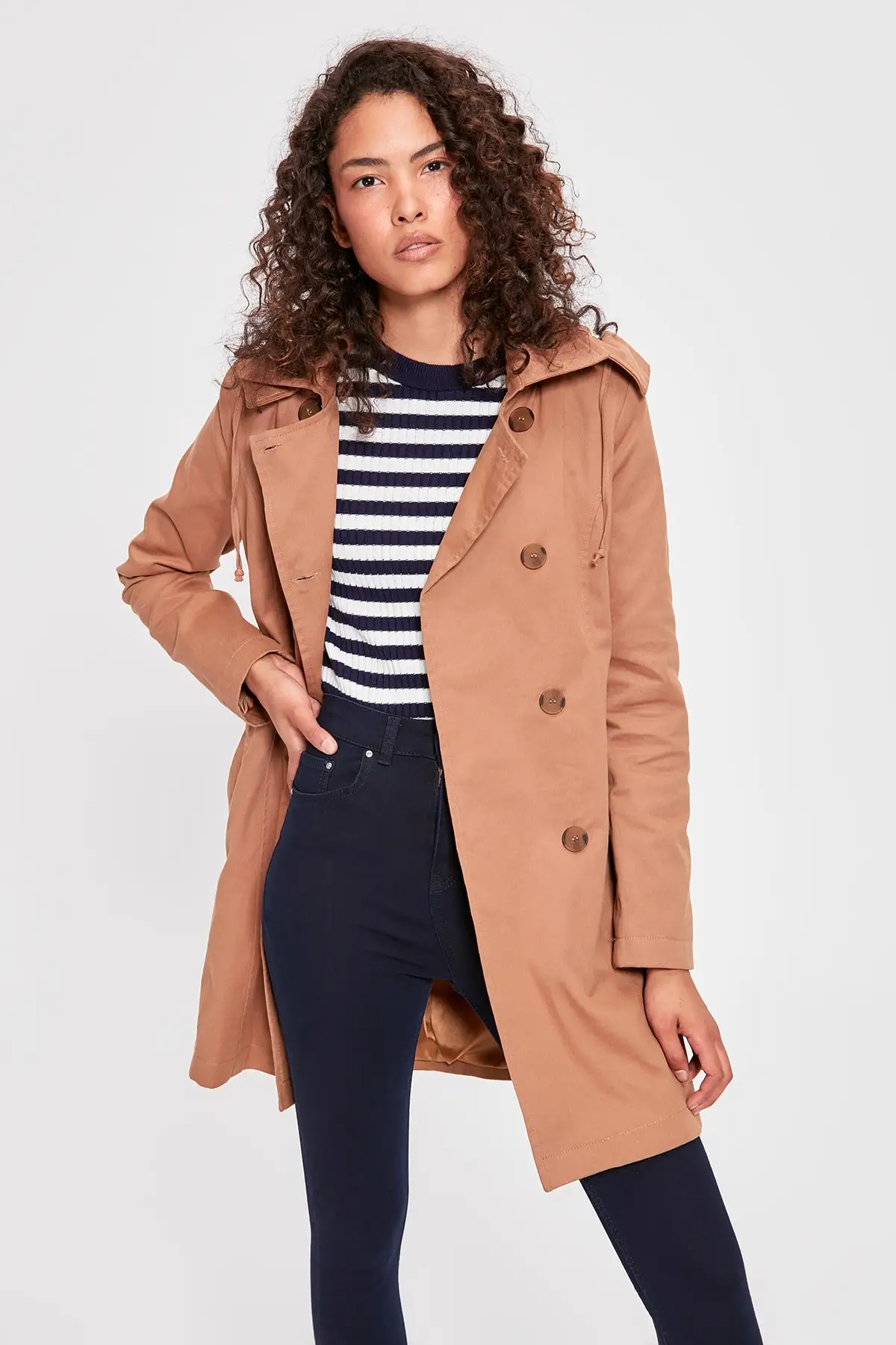 Тренч Trendyol Camel с капюшоном и аркой TWOAW20TR0024