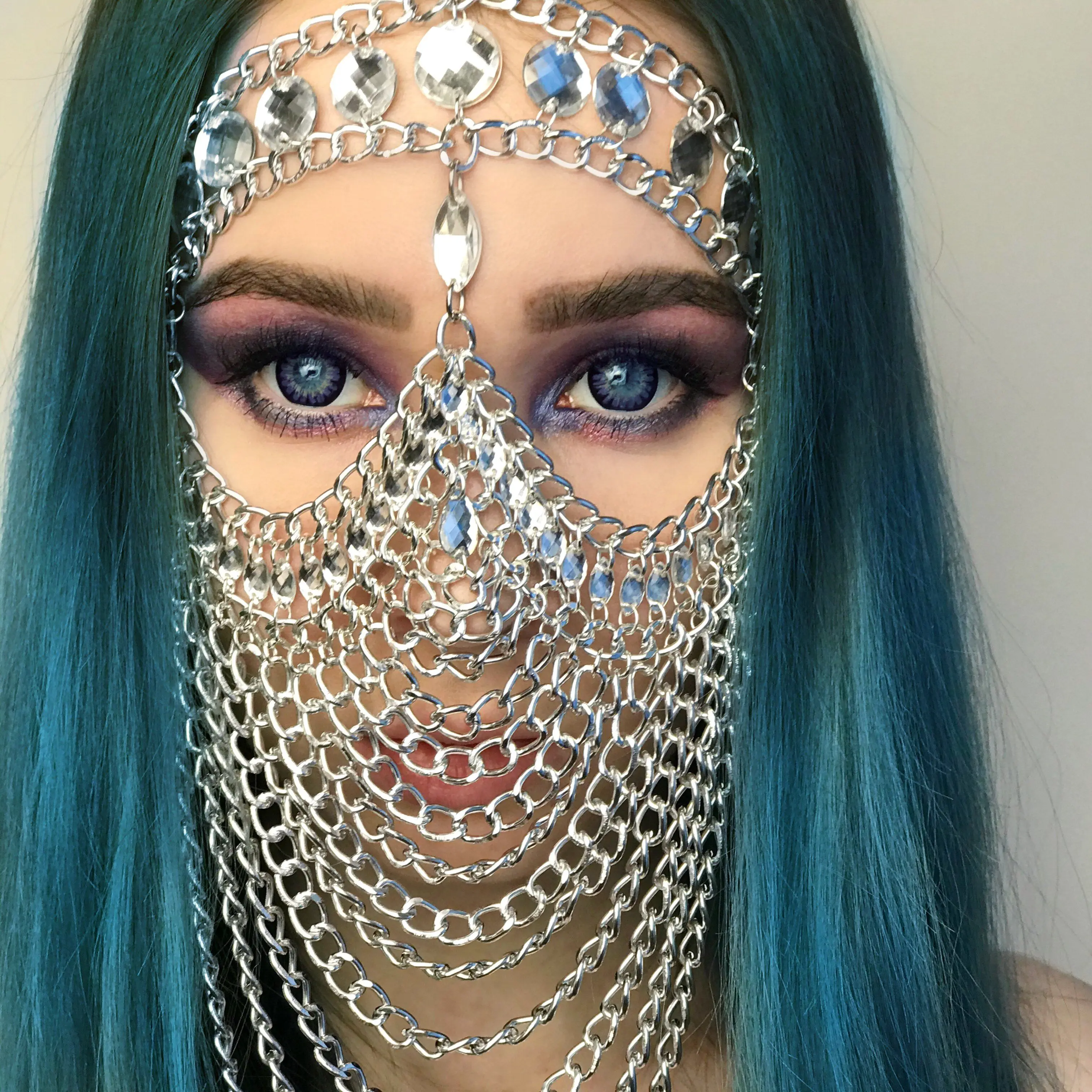 Маска для лица из цепей и страз |