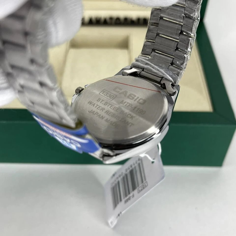 Часы наручные Касио с кварцевым механизмом. Диаметр циферблата 33 мм. |