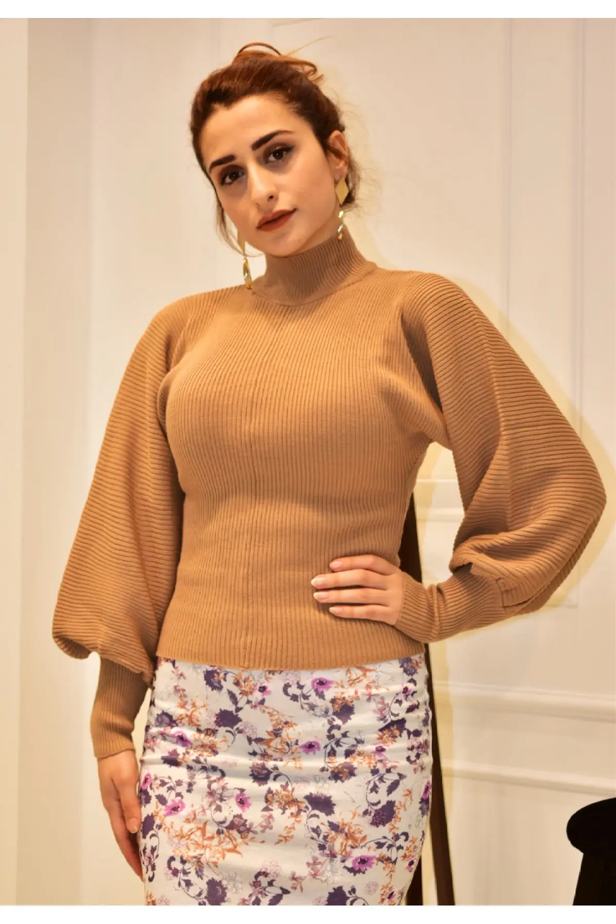 Женская трикотажная блузка изготовлена из очень высококачественной пряжи.