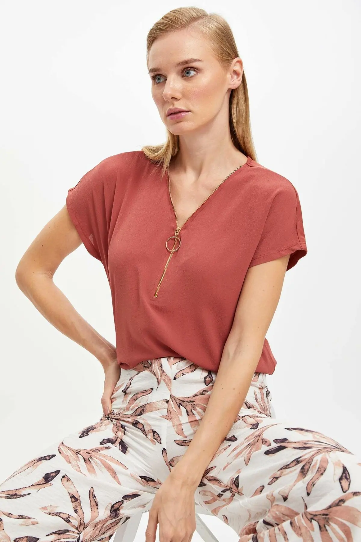 Дефакто летняя модная женская футболка с v-образным вырезом на молнии коротким