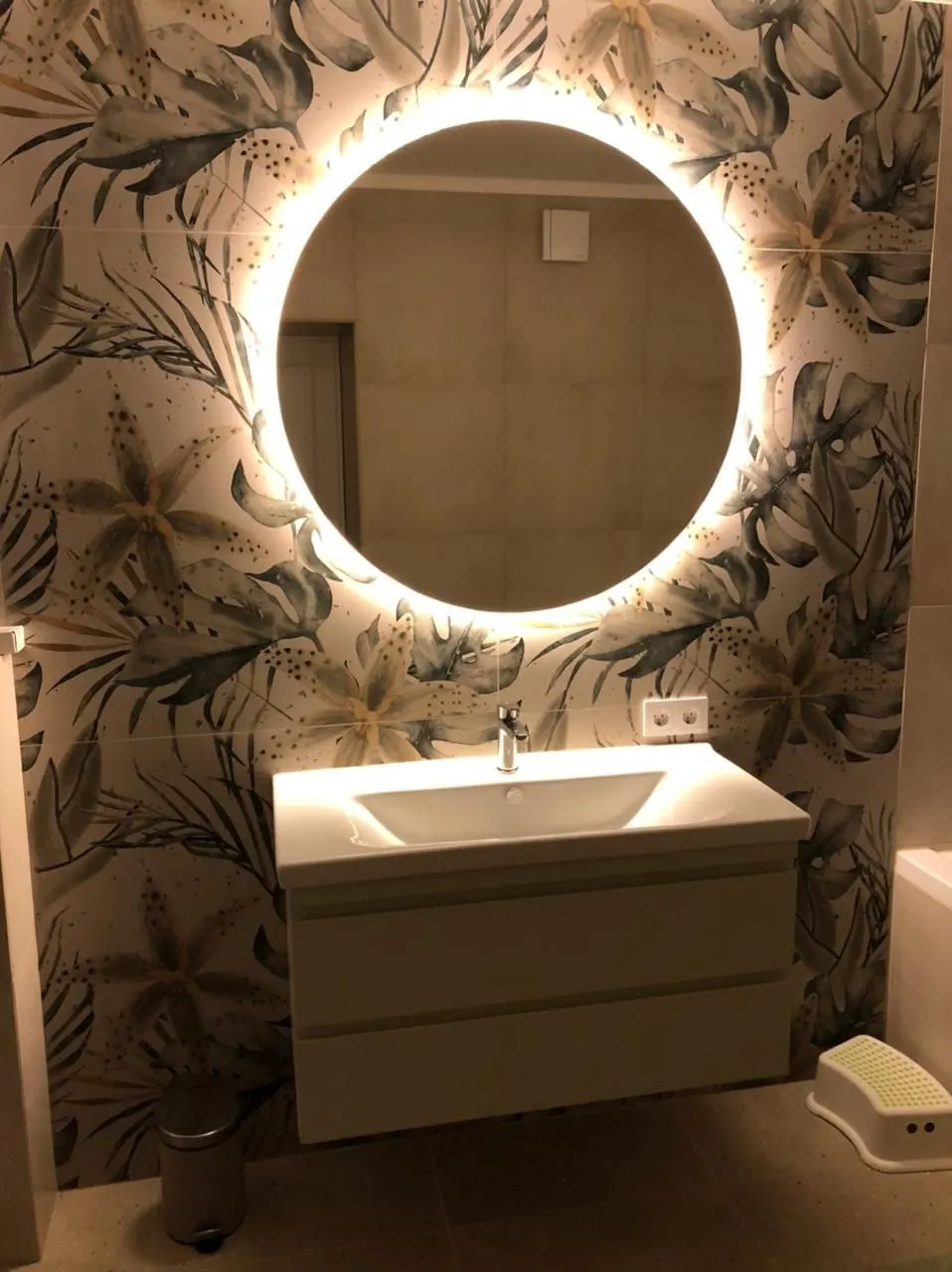 Зеркало в ванную комнату серия MOON круглое настенное с подсветкой светодиодной