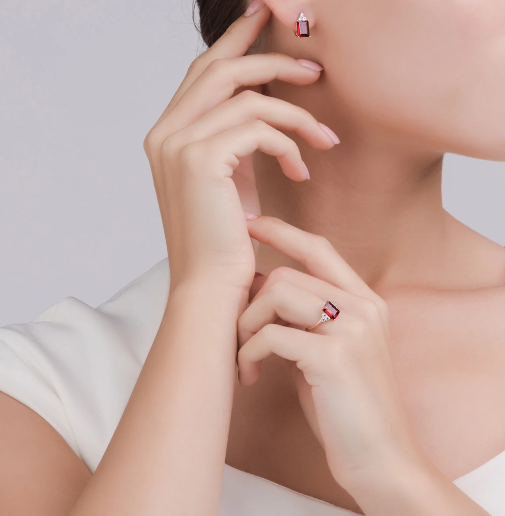 Золотое кольцо с фианитами и гранатом SUNLIGHT проба 585|Кольца| |