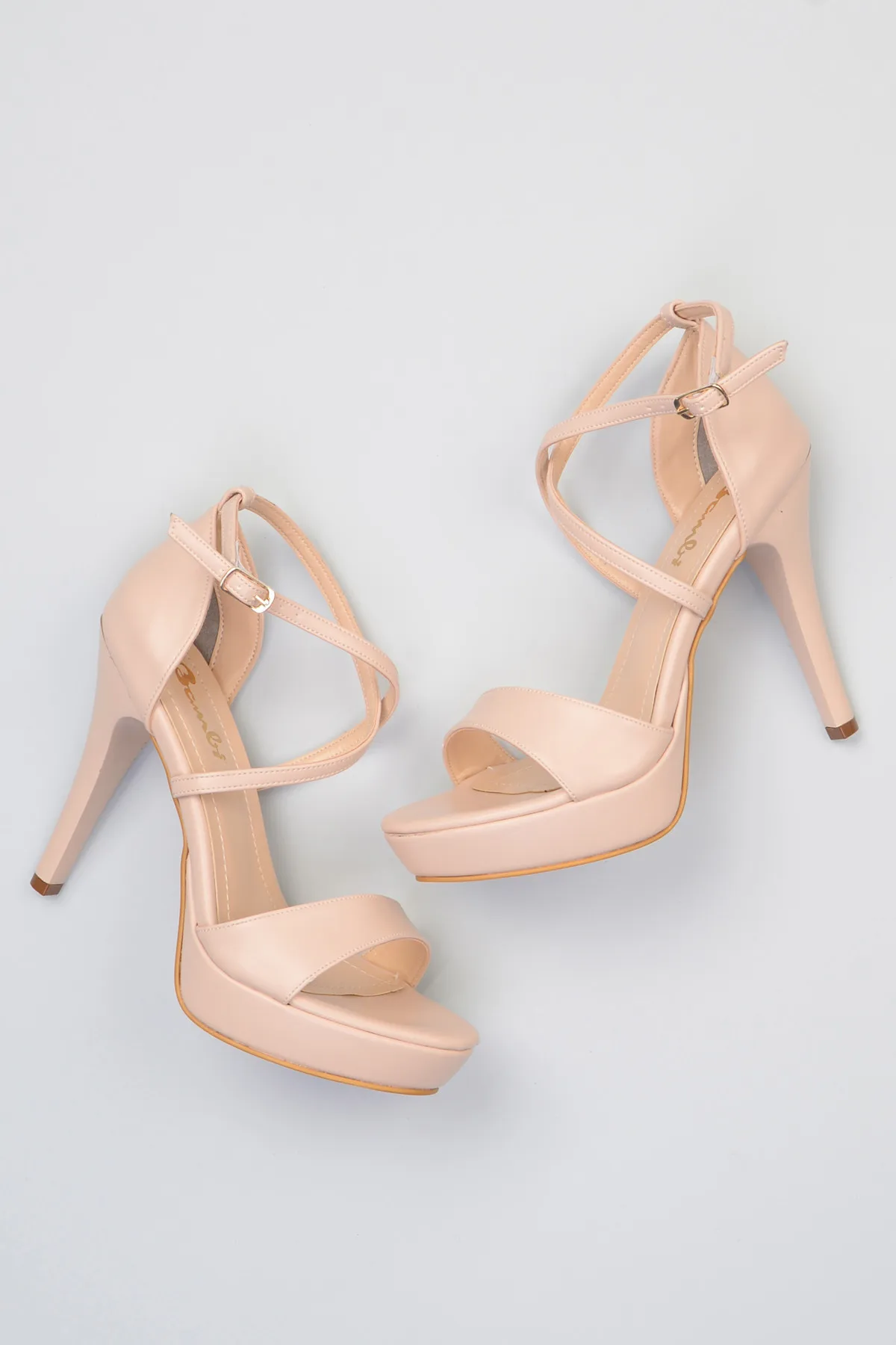 Бежевые женские туфли на каблуке Bambi F0372068209|Женские туфли| |