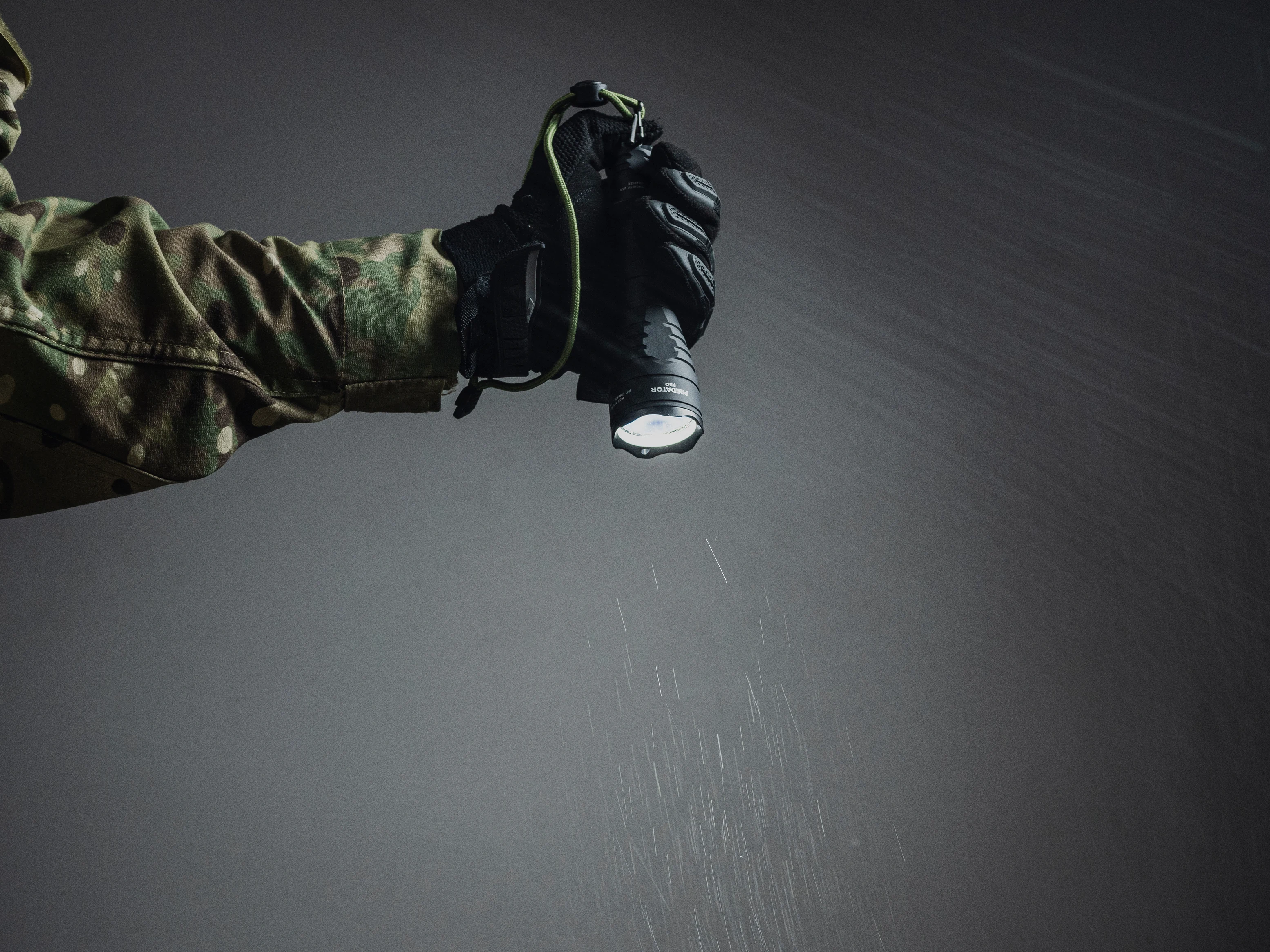 Светодиодный тактический фонарик Armytek Predator Pro XHP35HI магнитный перезаряжаемый с USB