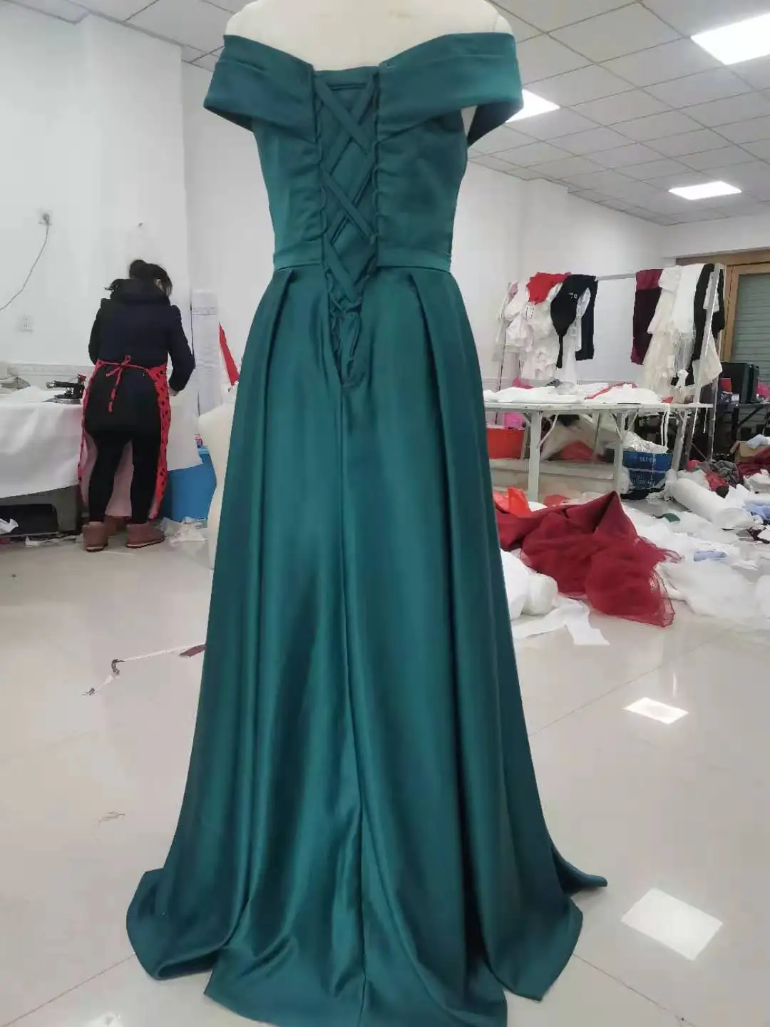 

Real Pictures High Quality Satin Emerald Green Prom Dresses Off Shoulder Long Formal Dresses A-Line Cheap Party Dresses