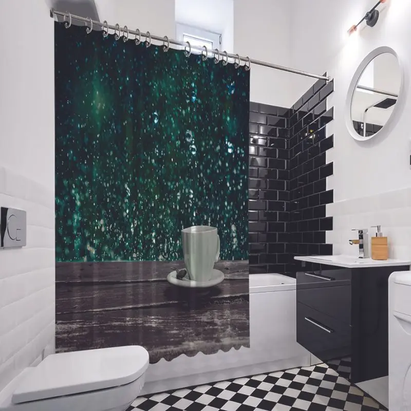 Занавеска для душа кофейная чашка на старом Гранже деревянный стол с каплями