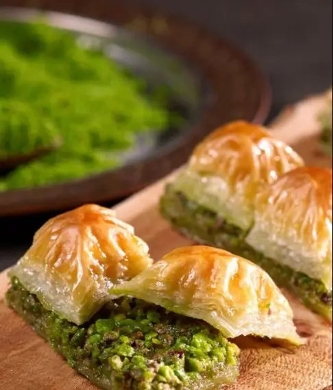 

WITH A GREAT TASTE AND AMAZING AROMA WITH LOTS OF INGREDIENTS BAKLAVA WITH PEANUT 1 KG FREE SHIPPING