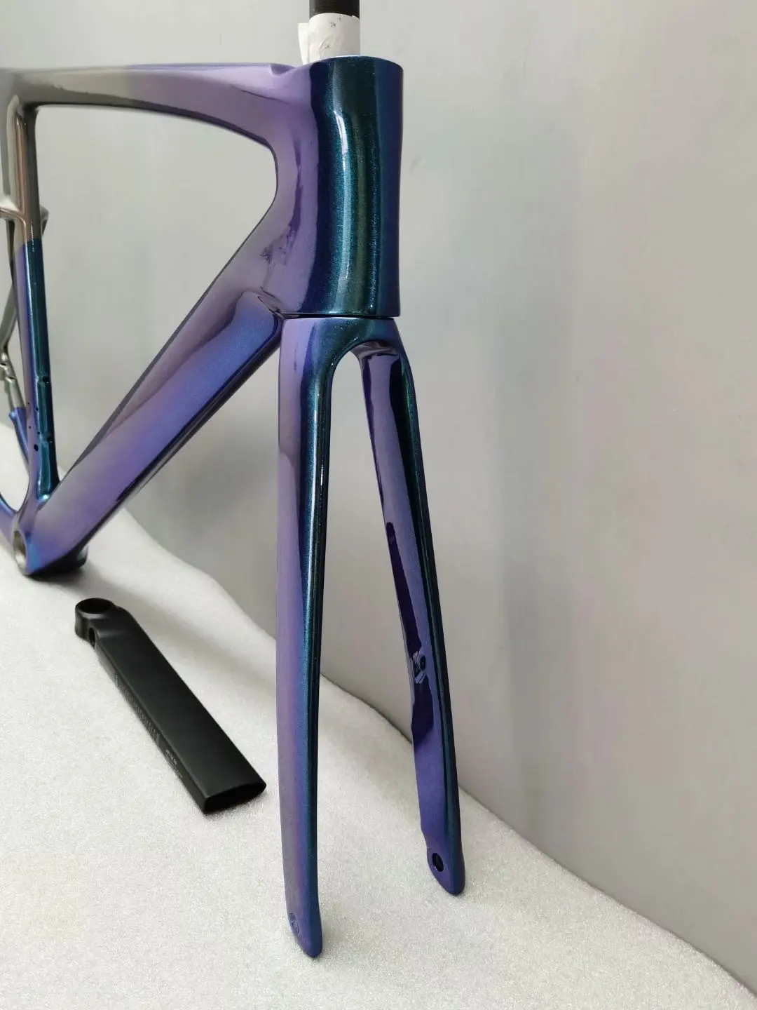 

Green chameleon bike frameset in carbon ud glossy T1100 bicycle carbon frame with UCI taiwan bicycle frame +seatpost+handlebar