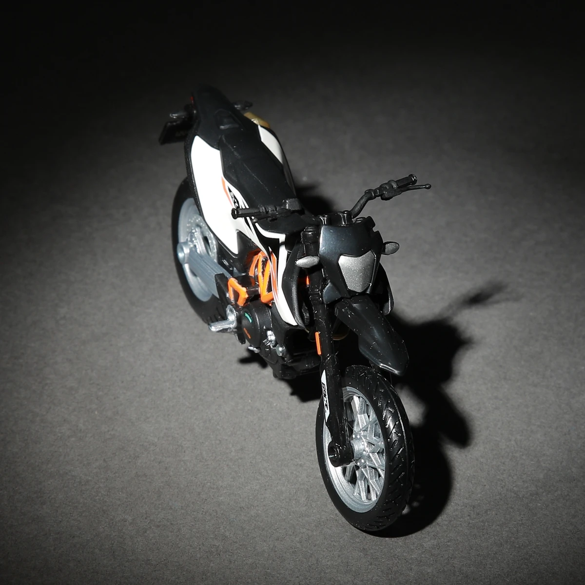 Модель мотоцикла Maisto 1:18 KTM 690 SMC R литый под давлением коллекция игрушек