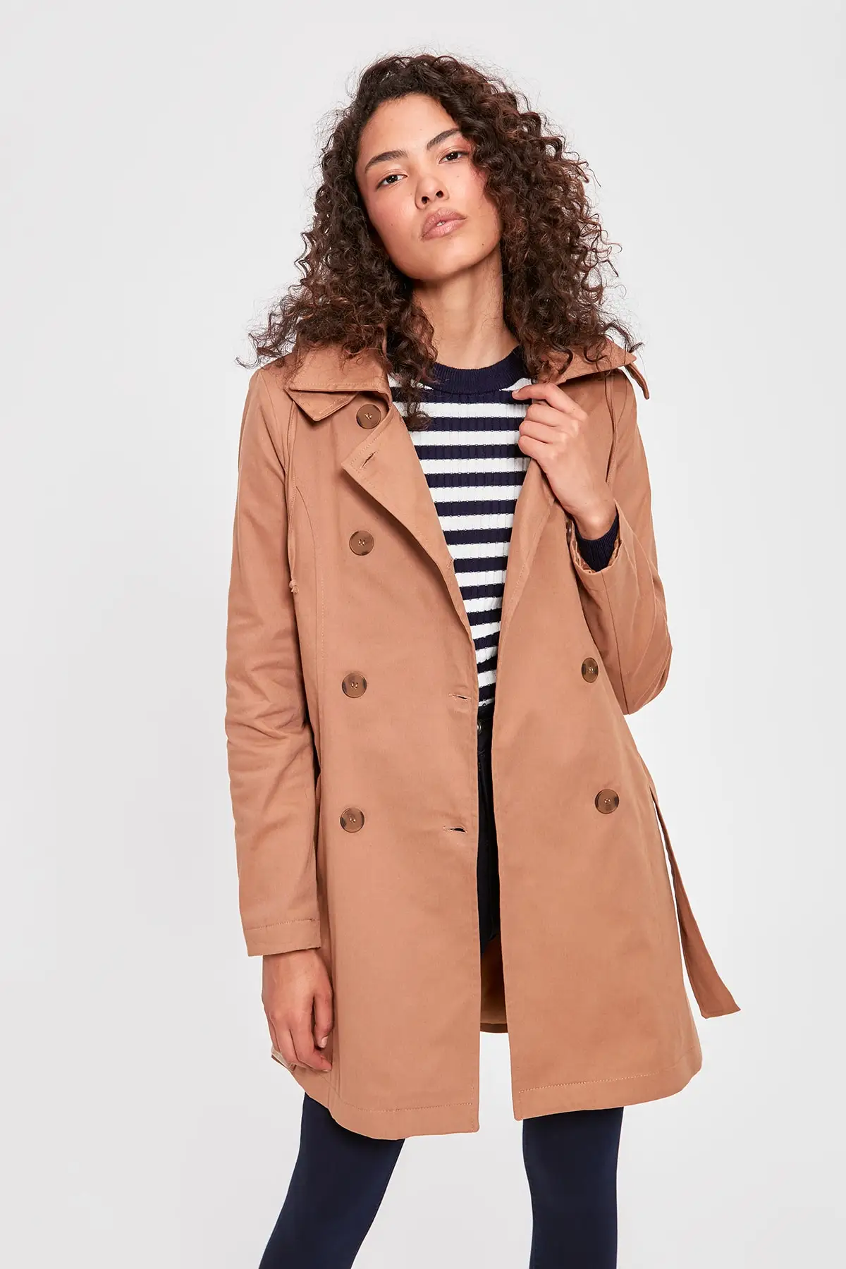 Тренч Trendyol Camel с капюшоном и аркой TWOAW20TR0024
