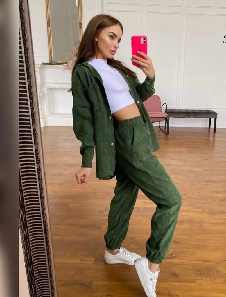 Модный женский костюм вельвет с брюками спортивный стиль рубашка на пуговицах