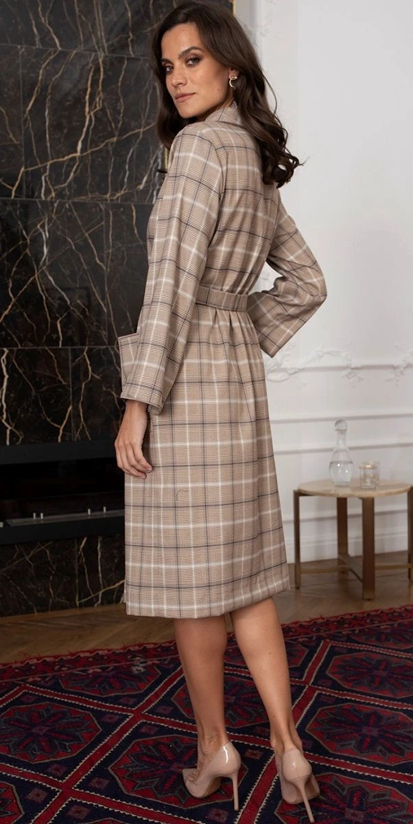Элегантный халат в клетку средней длины |