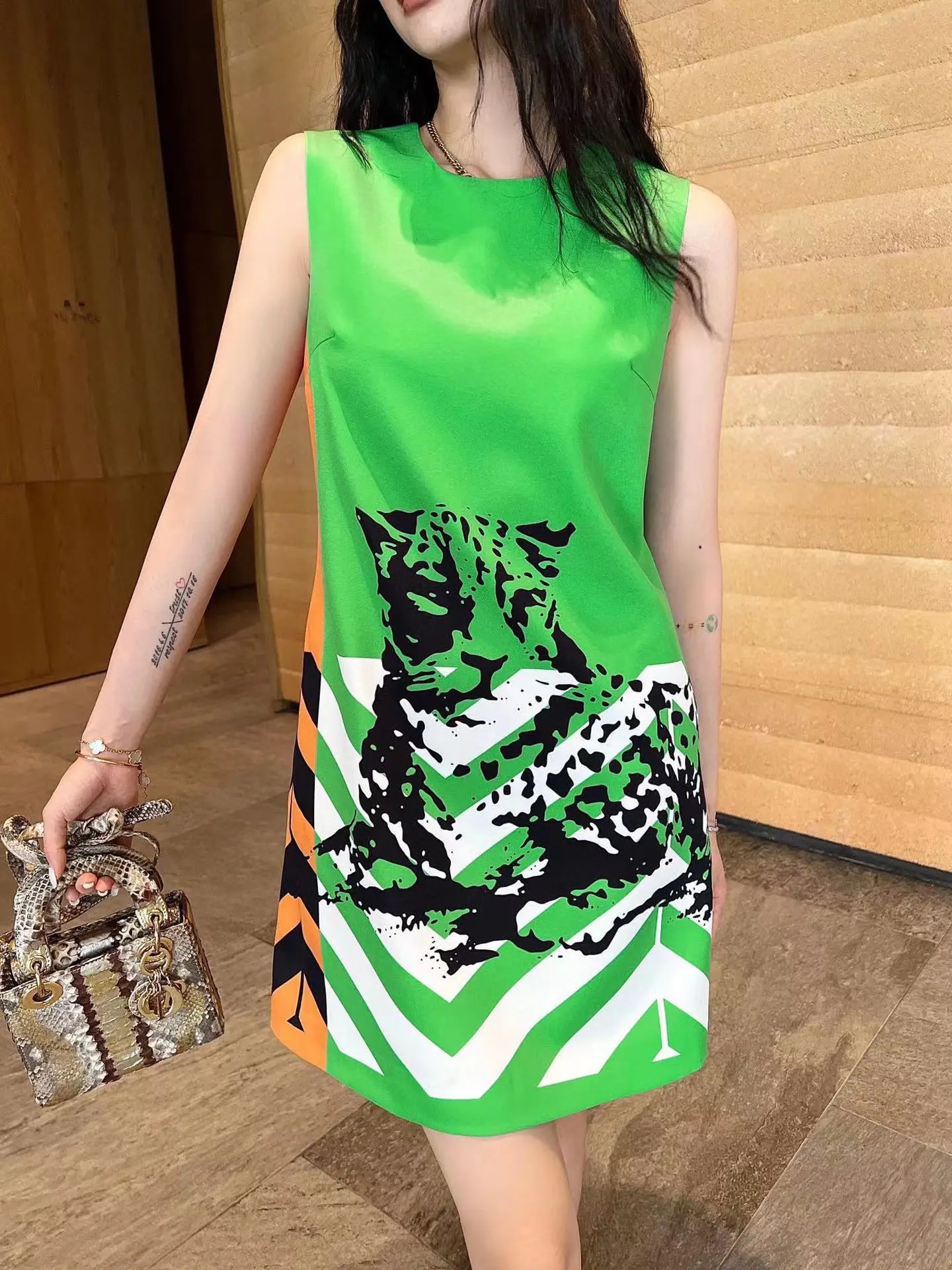 22SS latest style sleeveless dress heavy industry positioning color printing design with black elements to create seal leopard p