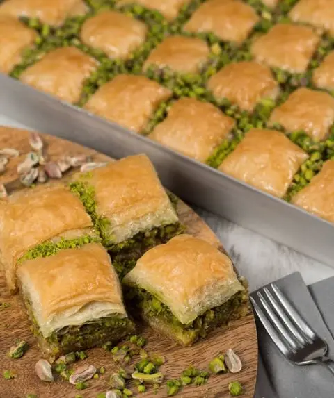 

LOTS OF INGREDIENTS WITH A WONDERFUL AROMA WITH A GREAT TASTE BAKLAVA BAKLAVA WITH BUTTER AND PEANUT 1 KG FREE SHIPPING