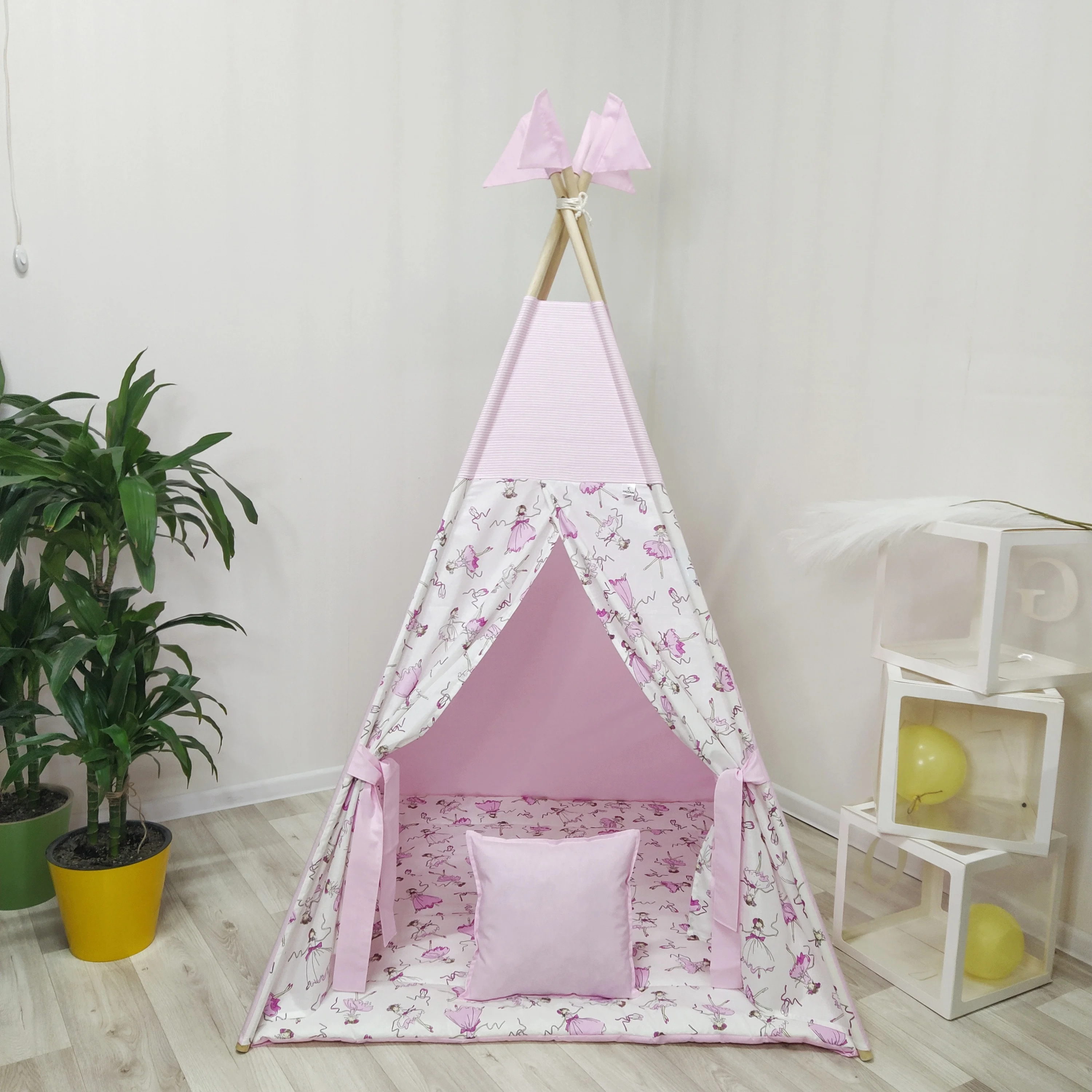 Вигвам РБ-серый с окном ковриком плоским подушкой и опорами | Игрушки хобби