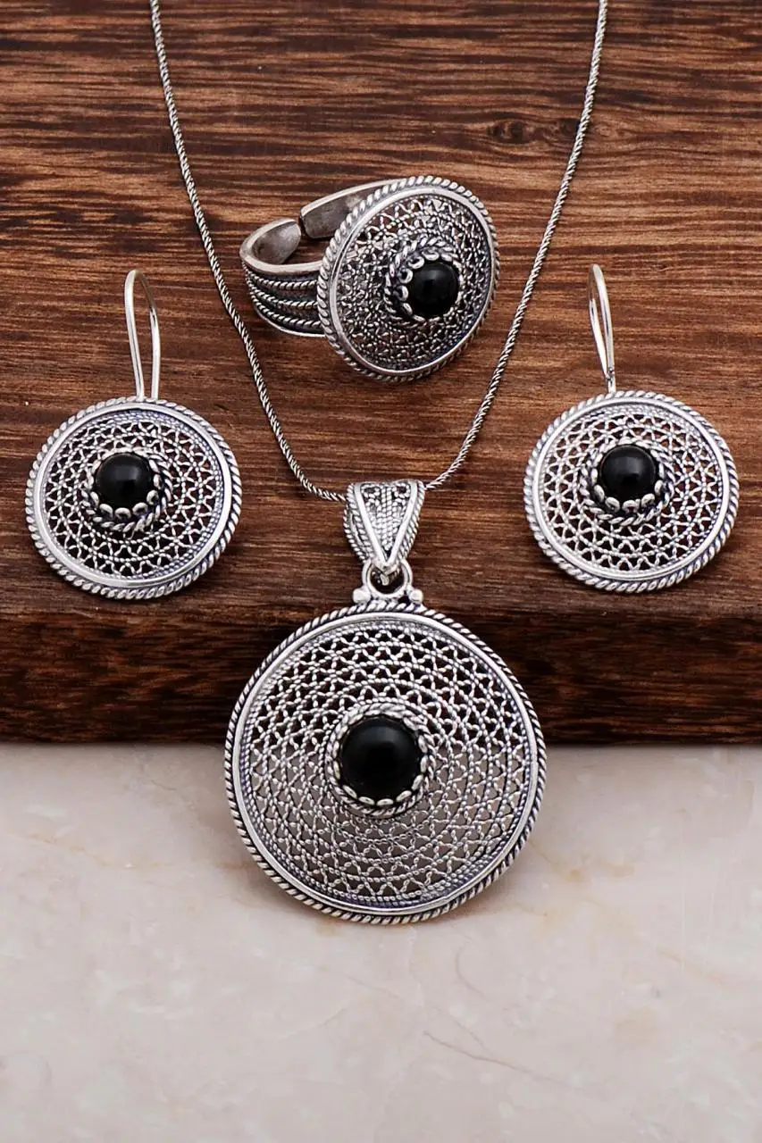 

Onix Stone Filigree Embroidered Silver Set 2011Hand Made Silver Jewellery Set