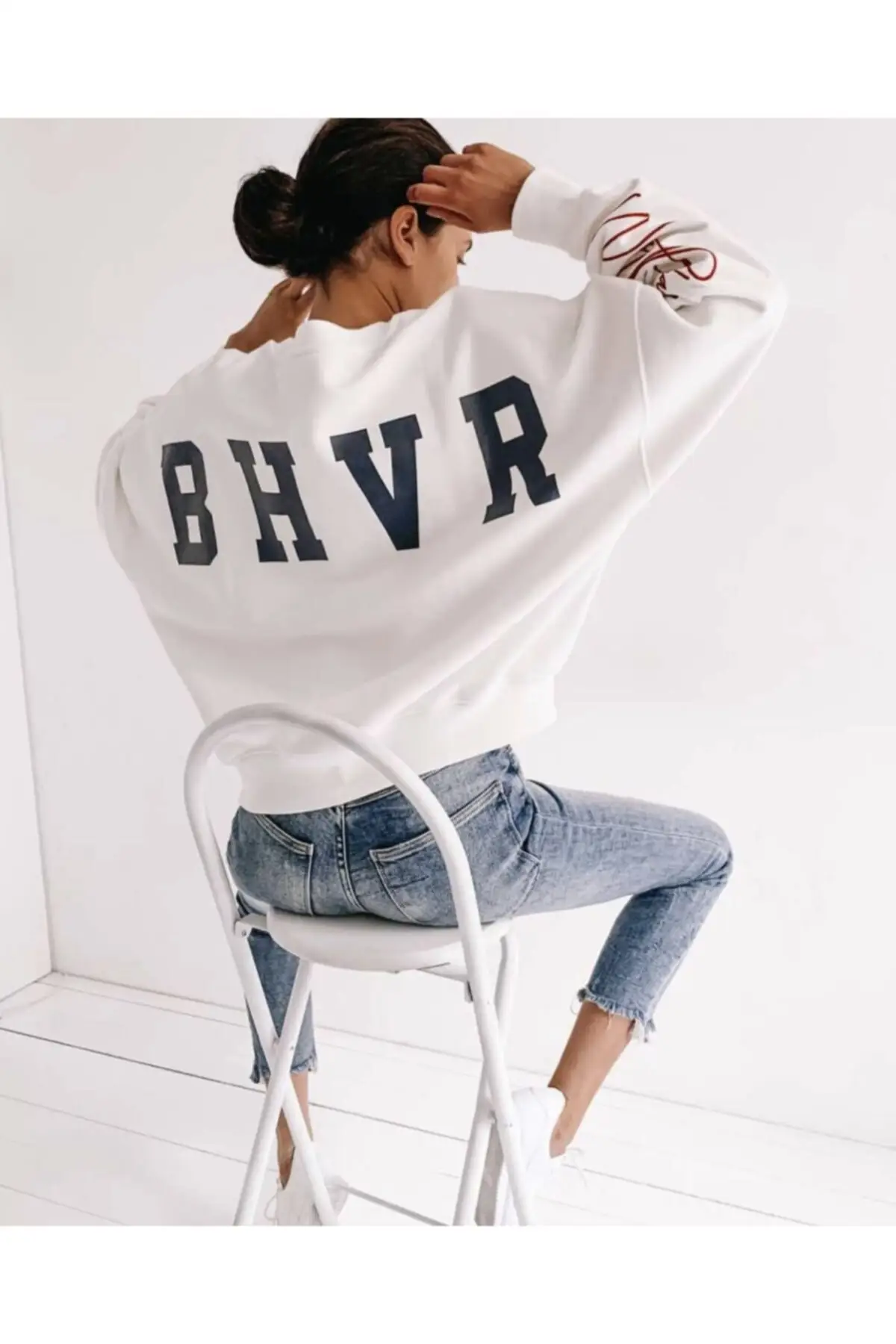 

WHITE WRITTEN SWEAT CHIC AND SUITABLE FOR DAILY USE A PRODUCT SUITABLE FOR EVERY COMBINATION NEW SEASON