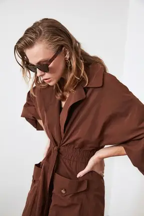 Коричневый удлиненный плащ на талии и с поясом | Женская одежда