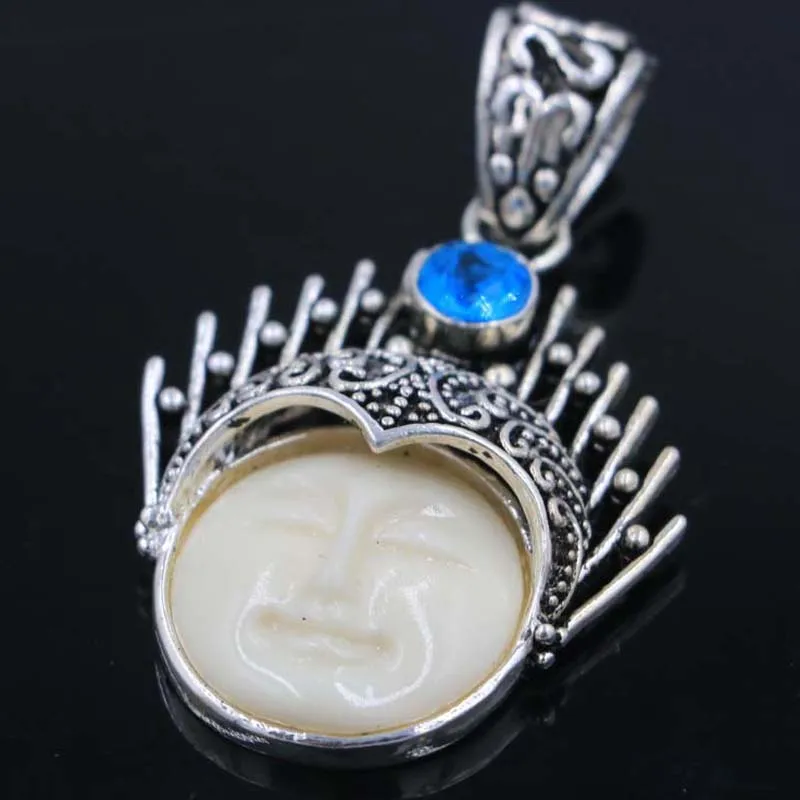 Кулон серебряный с изображением рубина перидота голубого топаза 12 г 50 х31 мм |