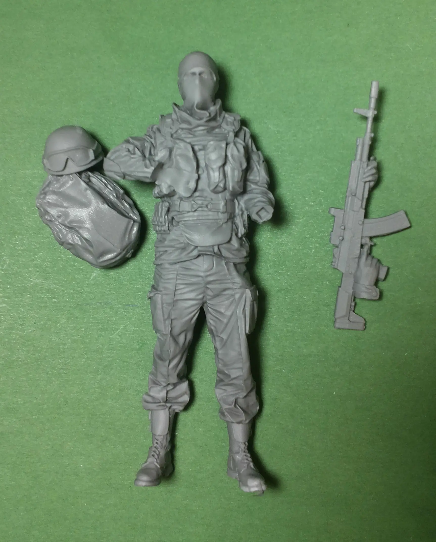 modern russian soldier with AK scale 1:16 resin kit 120 mm |
