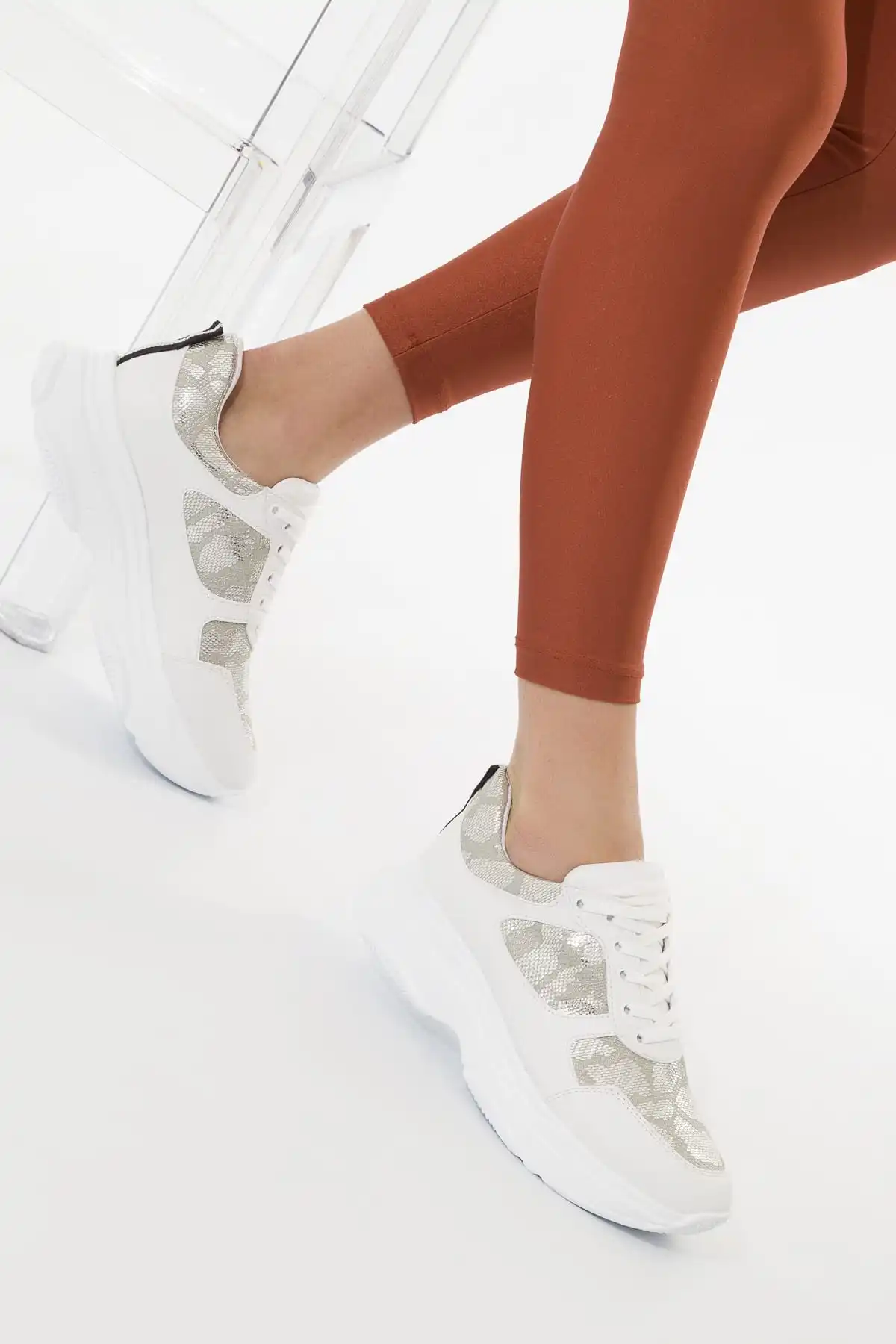 Женские кроссовки SOHO белого и серебристого цвета со змеиным узором 12415|Женские