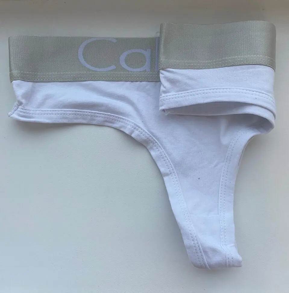 Парень в белых стрингах. Белые стринги. Синтетические стринги белые