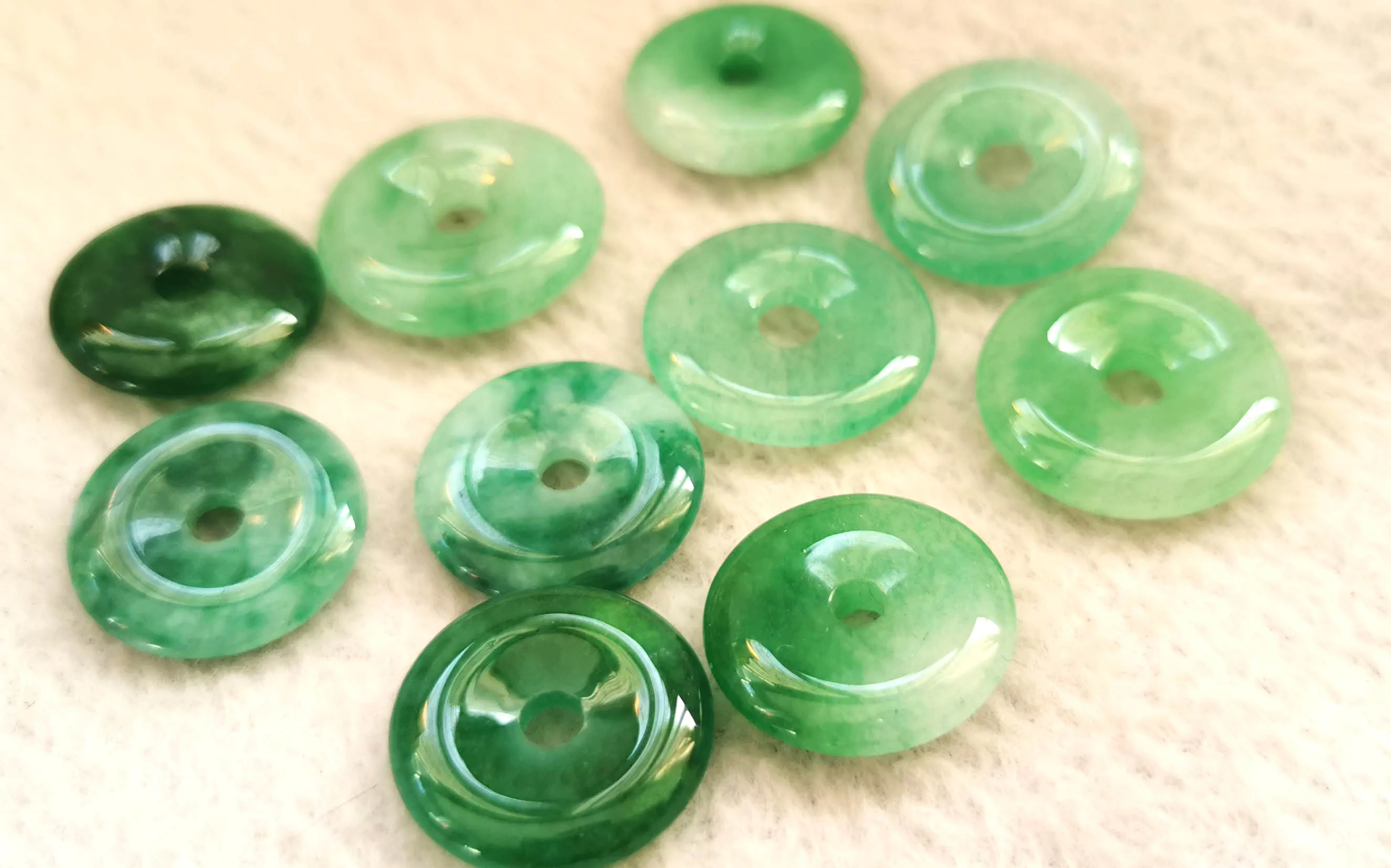 

10pcs Emeral Green Natural Jade Donut Circle round cabochon - Gorgeous Green Jade Donut Focal Pendants 10-30mm