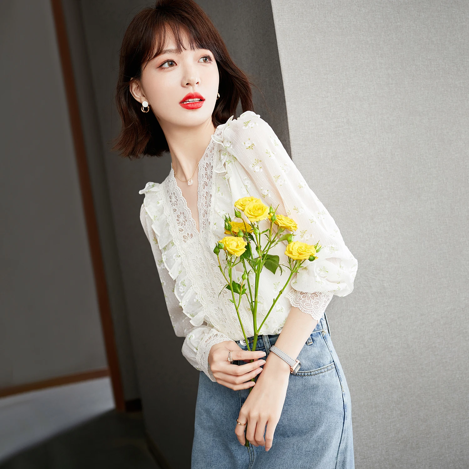 

Female Lace V-neck Top Women Sweet Flounce Fold Print Blouse New Spring Autumn Winter MTW600095