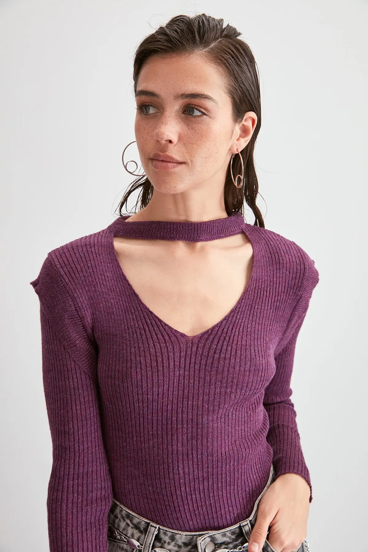 Трикотажный свитер с треугольным вырезом TWOAW20KZ0968| |