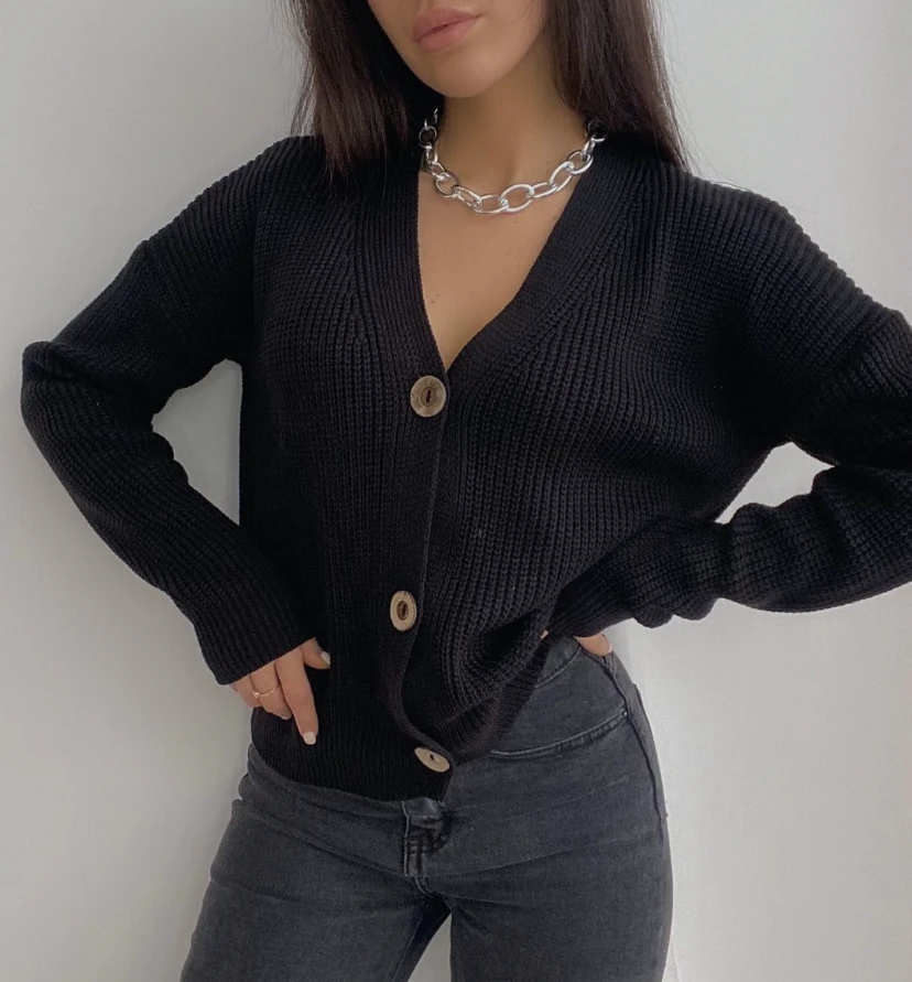Женский вязаный кардиган на пуговицах короткий однотонный теплая кофта