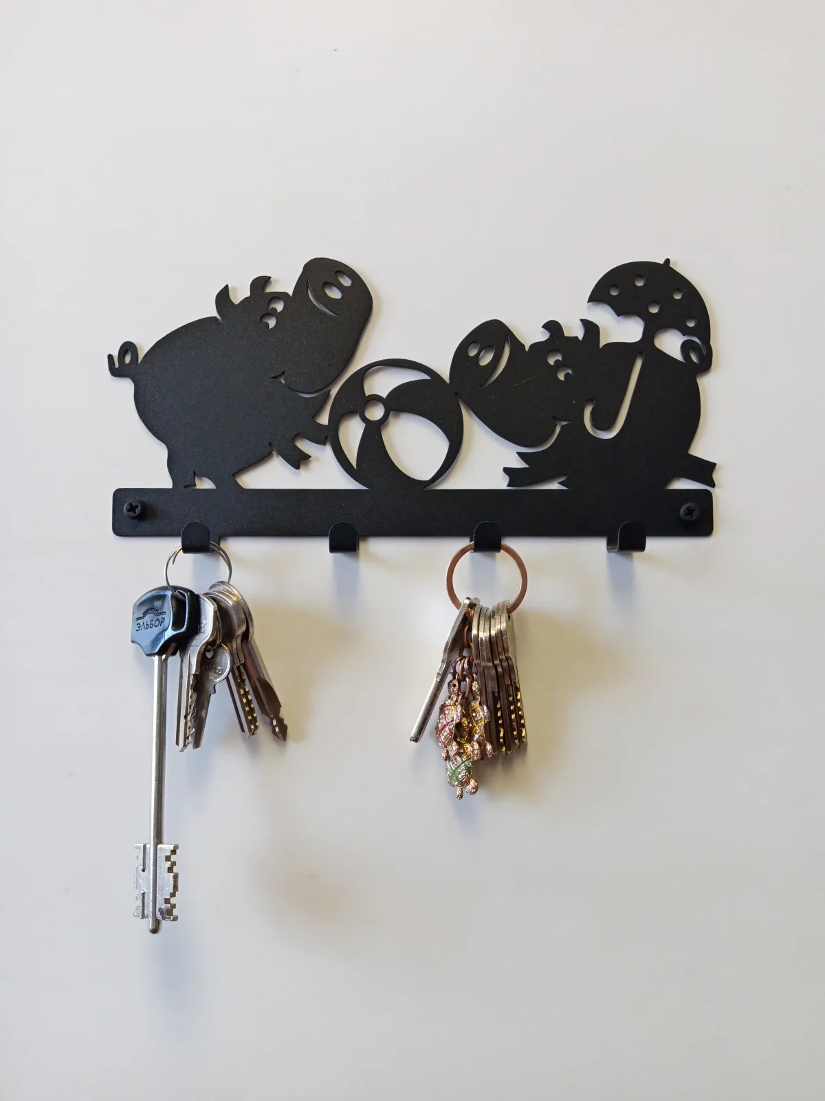 Ключница настенная металлическая &quotСвинки&quot вешалка крючки 4 держатель для