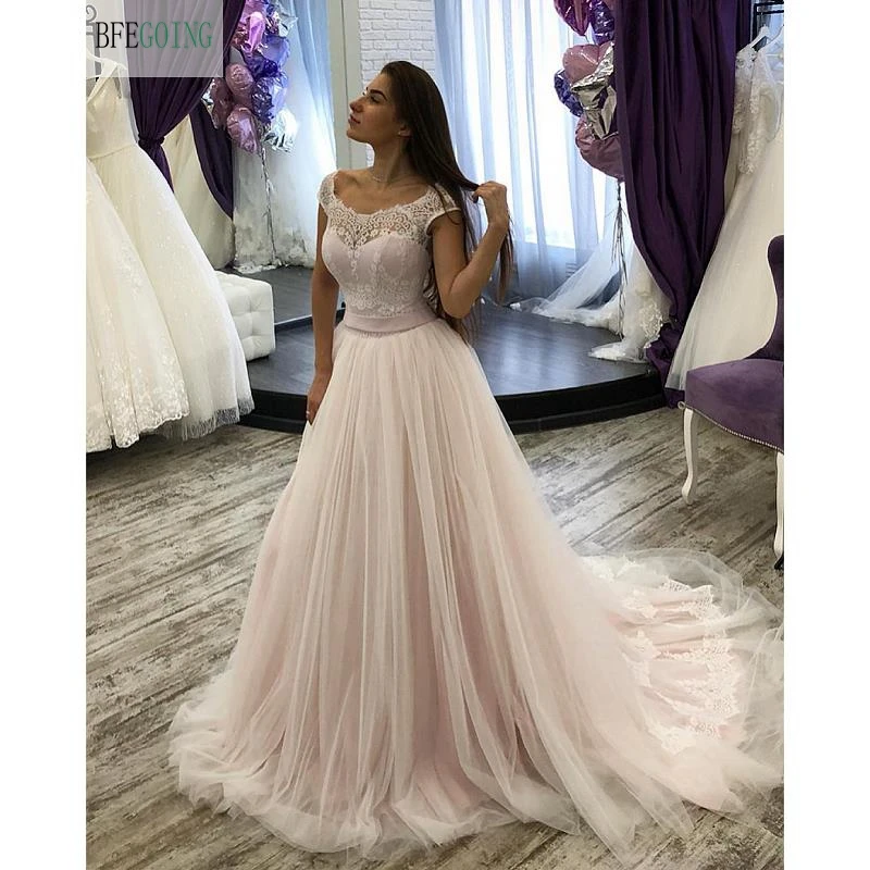 Тюлевое кружевное платье-трапеция до пола без рукавов со шлейфом | Свадьбы и