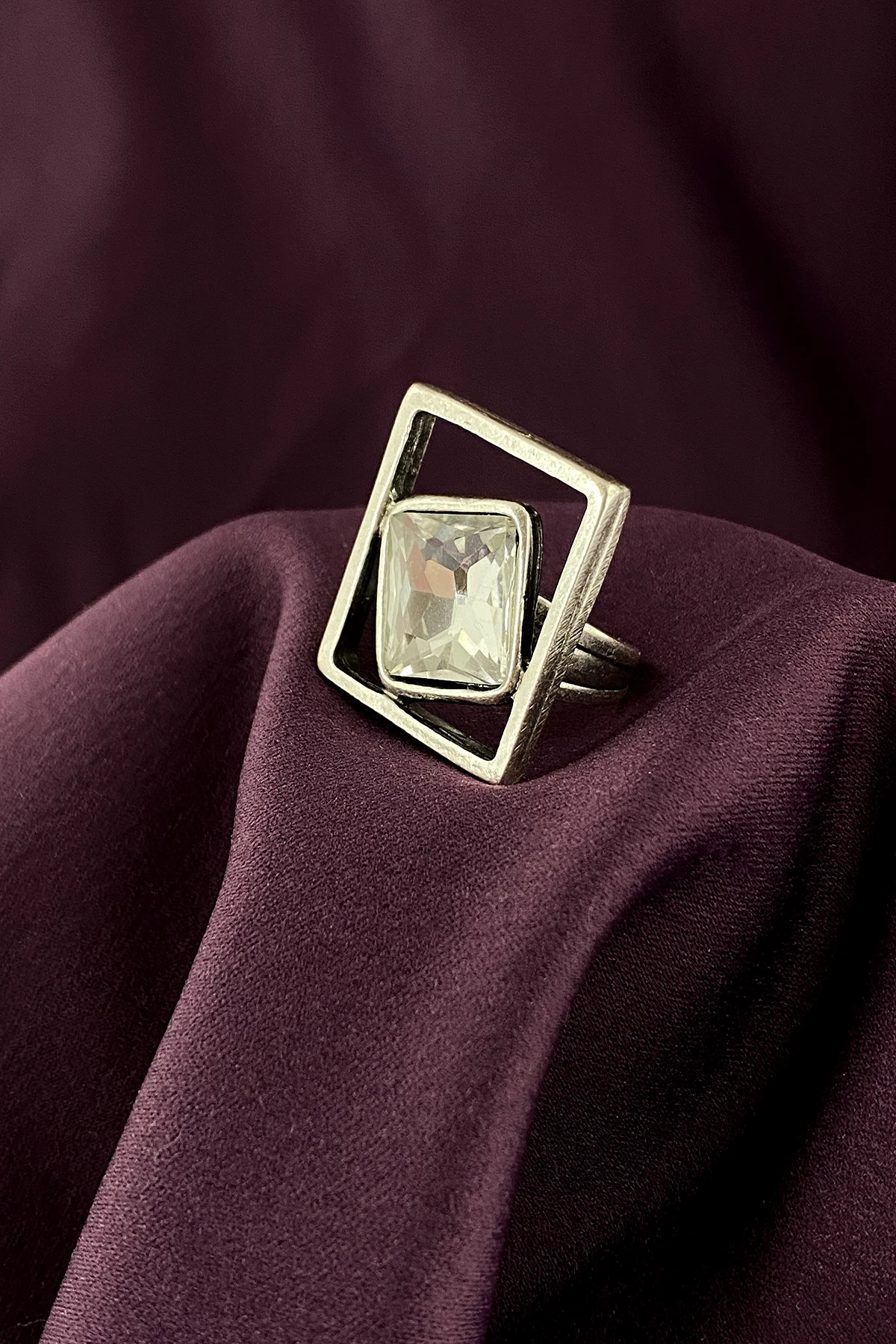 

Стильный дизайн, матовое посеребренное регулируемое кольцо с камнем