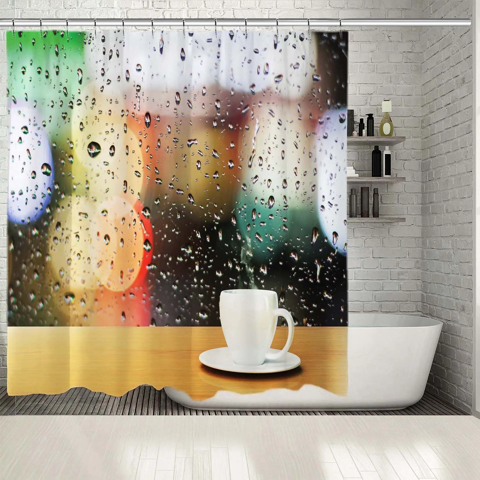 Занавеска для душа кофейная чашка на деревянном столе перед окном с каплями