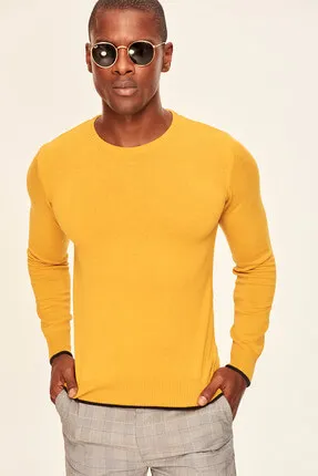 Горчичный мужской свитер основной вырез Slim Fit TMNAW19LD0001| |