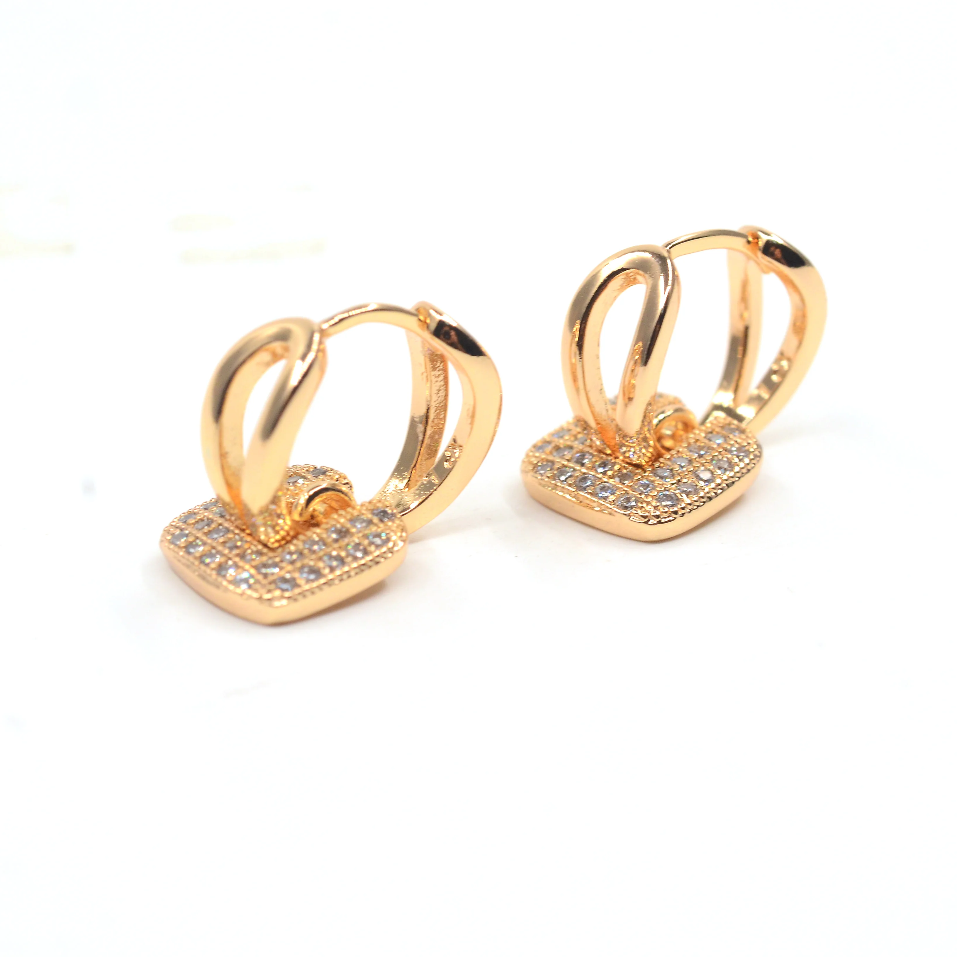 Calabeis модные Дизайн Small Huggie Серьги кольца для женщин кластера проложили циркония