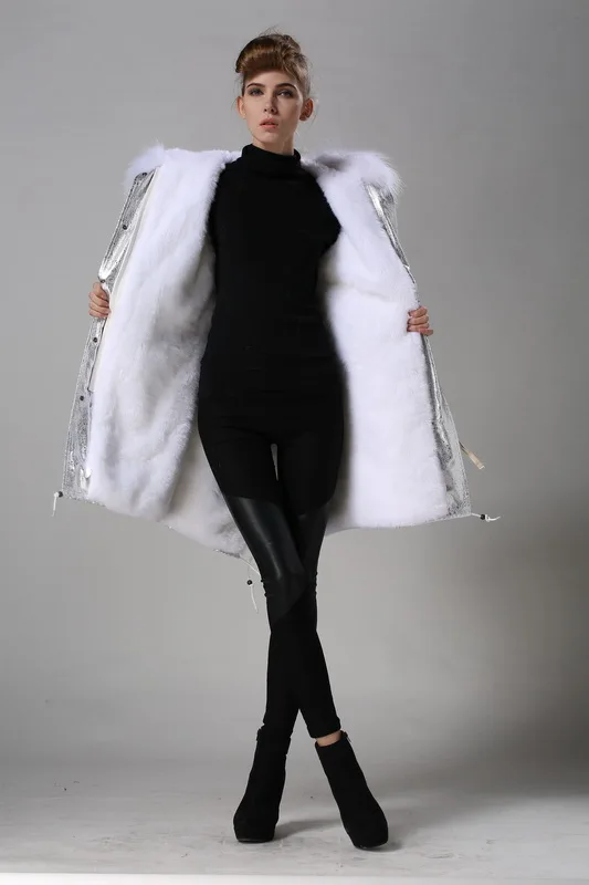 Женская парка с воротником из натурального меха енота серебристая длинная