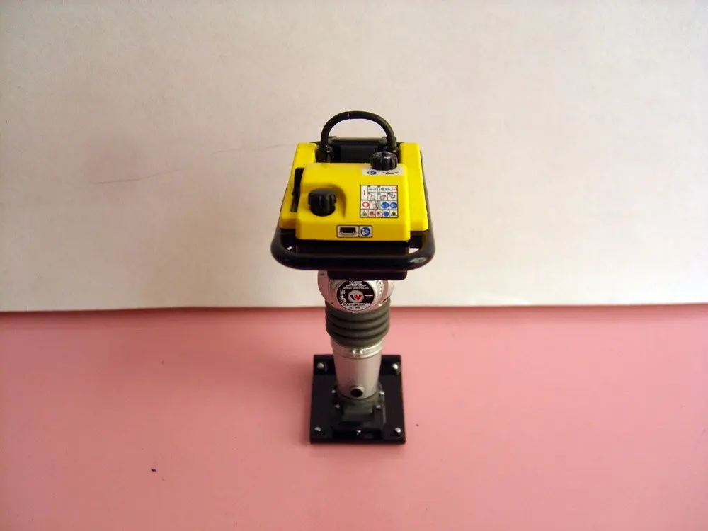 UH-8076 1:12 Neuson тромбовочный виброкаток BS60-2i игрушка