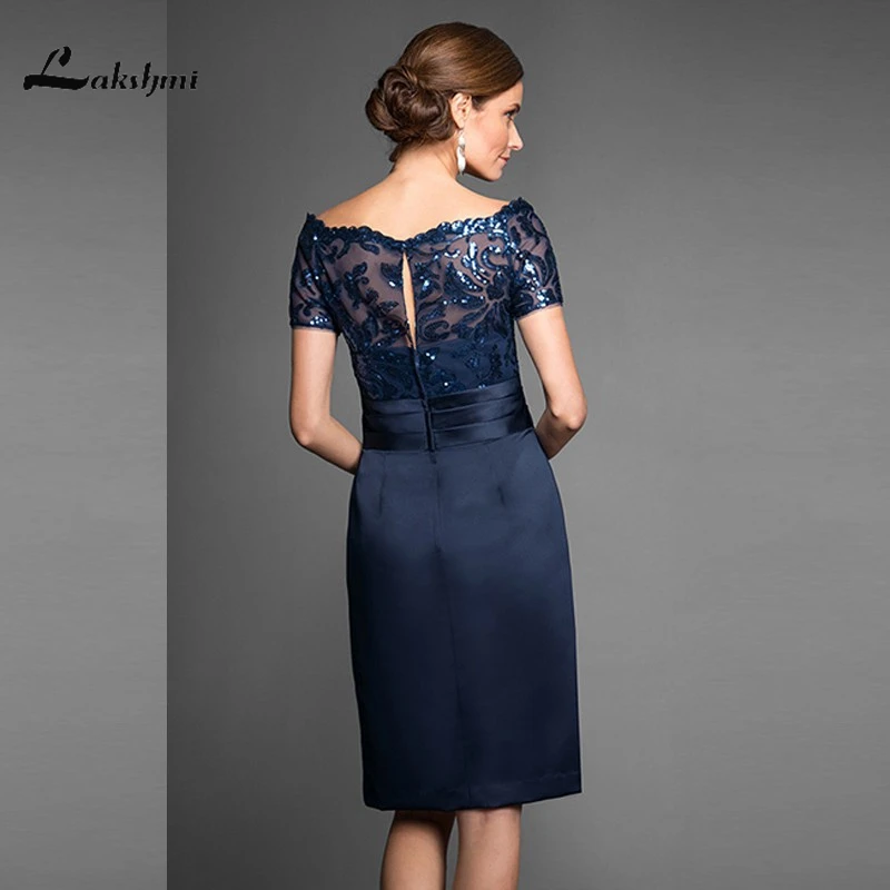 Элегантное темно синее платье с глубоким круглым вырезом синие атласные платья