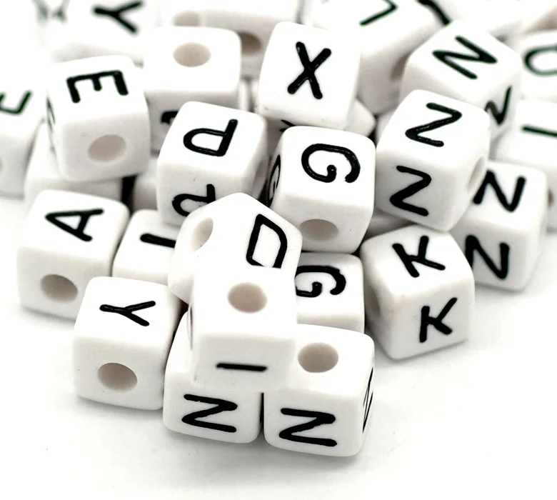 100 шт 10x10 мм смешанный случайных кубических акриловых букв/алфавита бисер для