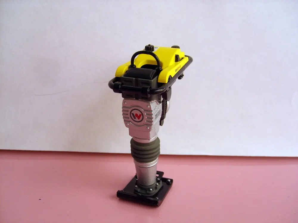 UH-8076 1:12 Neuson тромбовочный виброкаток BS60-2i игрушка