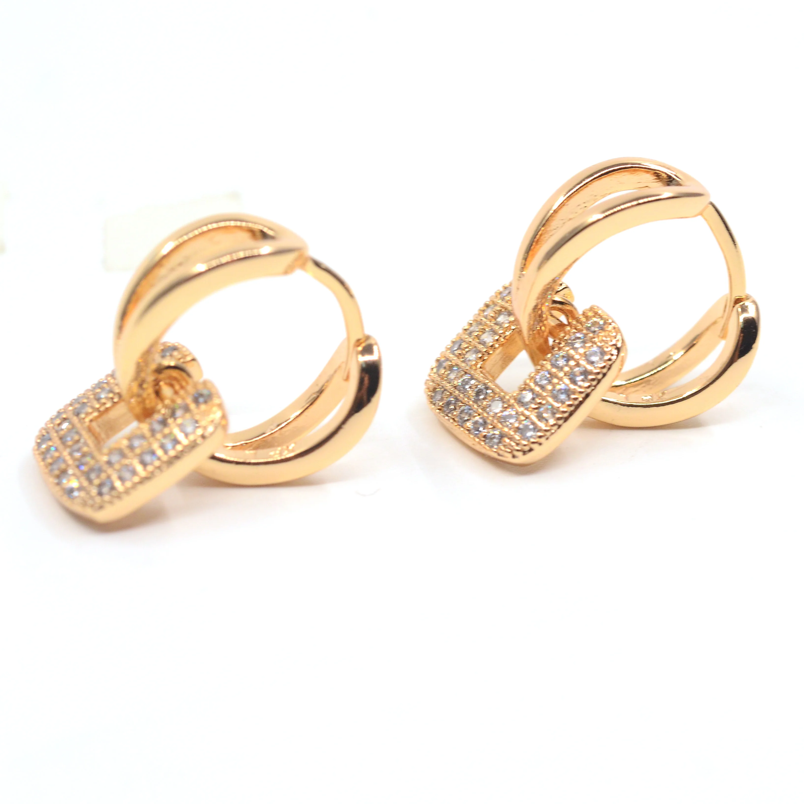 Calabeis модные Дизайн Small Huggie Серьги кольца для женщин кластера проложили циркония