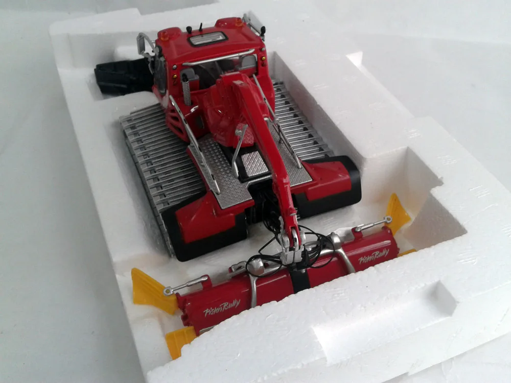 1:43 Pistenbully Снежный Кот с краном