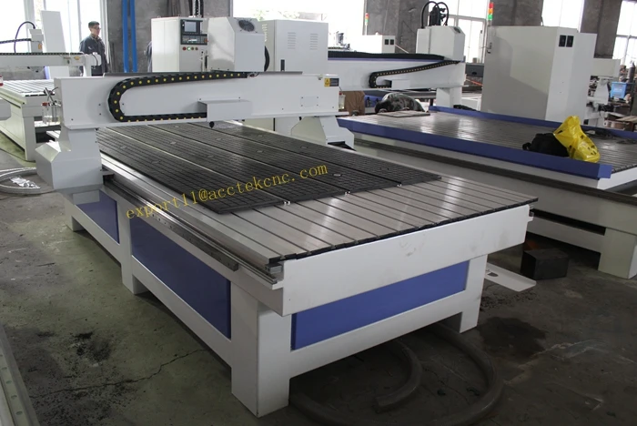 Гравировальный маршрутизатор / резки с реклама чпу 1300 * 2500 мм в лесу