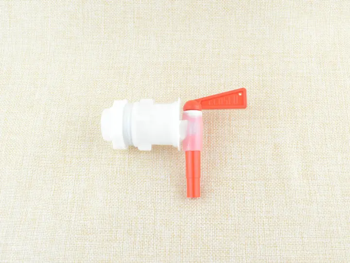 Кран пластиковый мини. Кран нажимной для воды. Кран на пластиковую бутылку. Пластмассовый краник для воды. Кран на пластиковую бутылку.