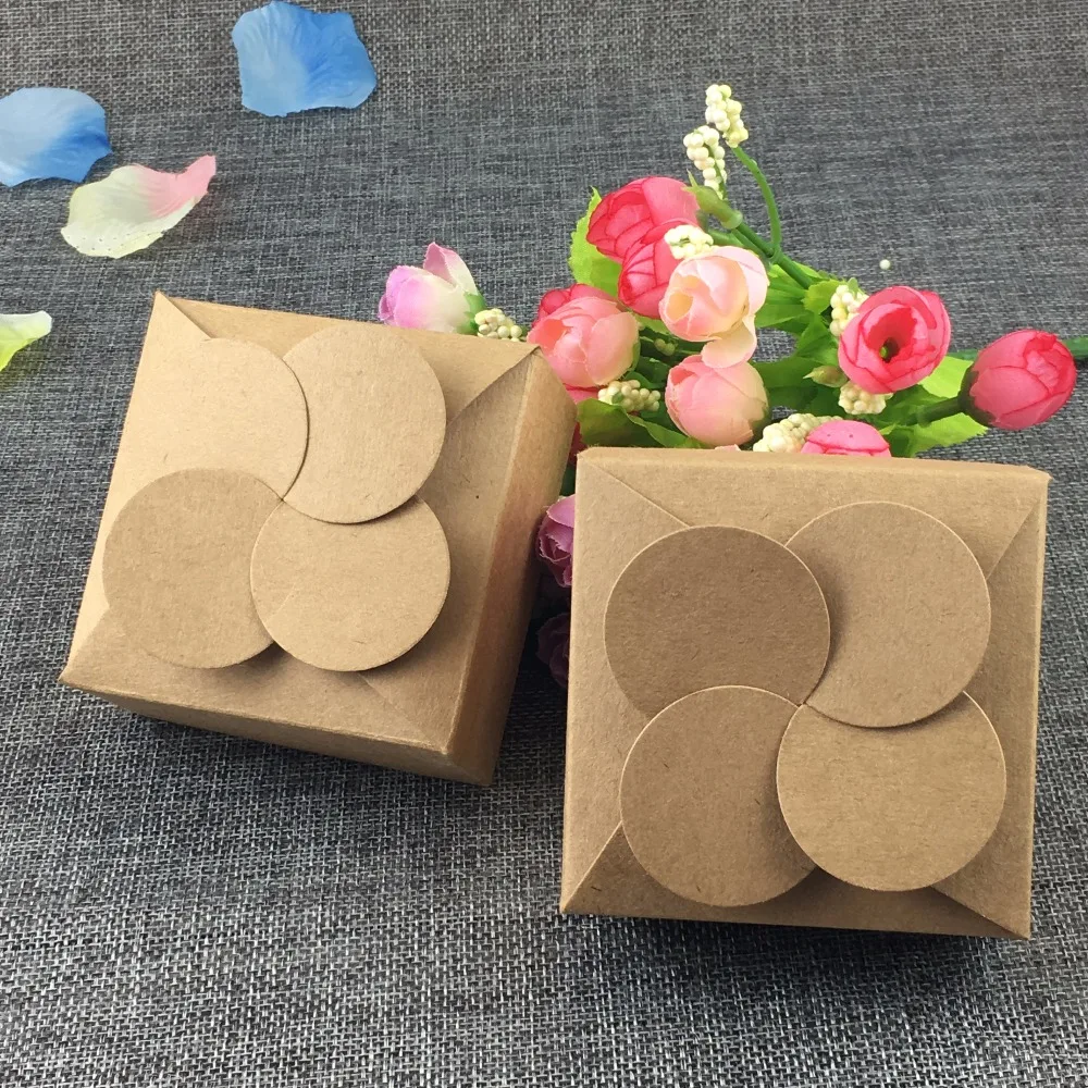 50 шт./лот 8*8*3,5 см картонные подарочные коробки из крафт-бумаги в форме цветка, искусственные Чехлы для переноски, упаковочная коробка с логот... от AliExpress WW